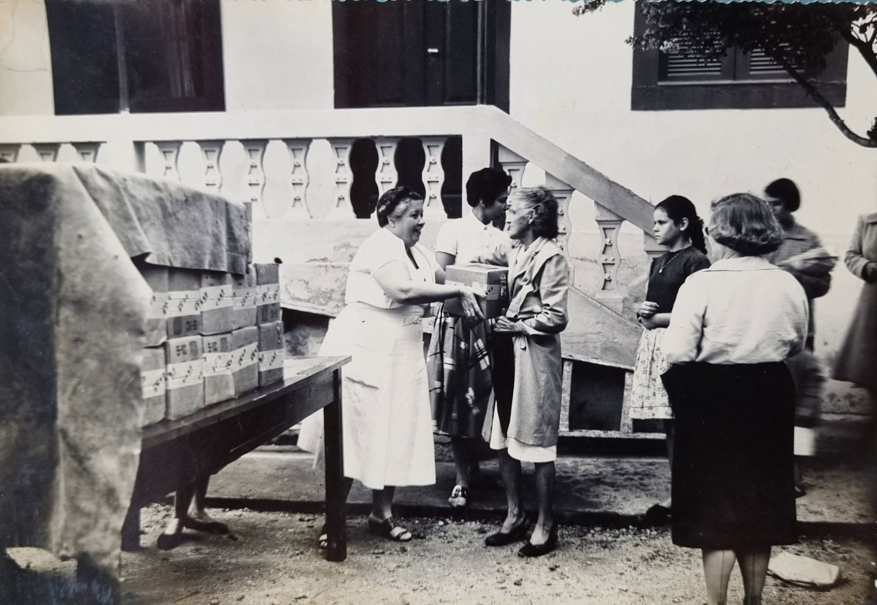 Maria Duque Estrada Laginestra e as legionárias da LBA de Nova Friburgo 6 Maria Duque Estrada distribui alimentos às famílias carentes. Acervo Dantinho Laginestra