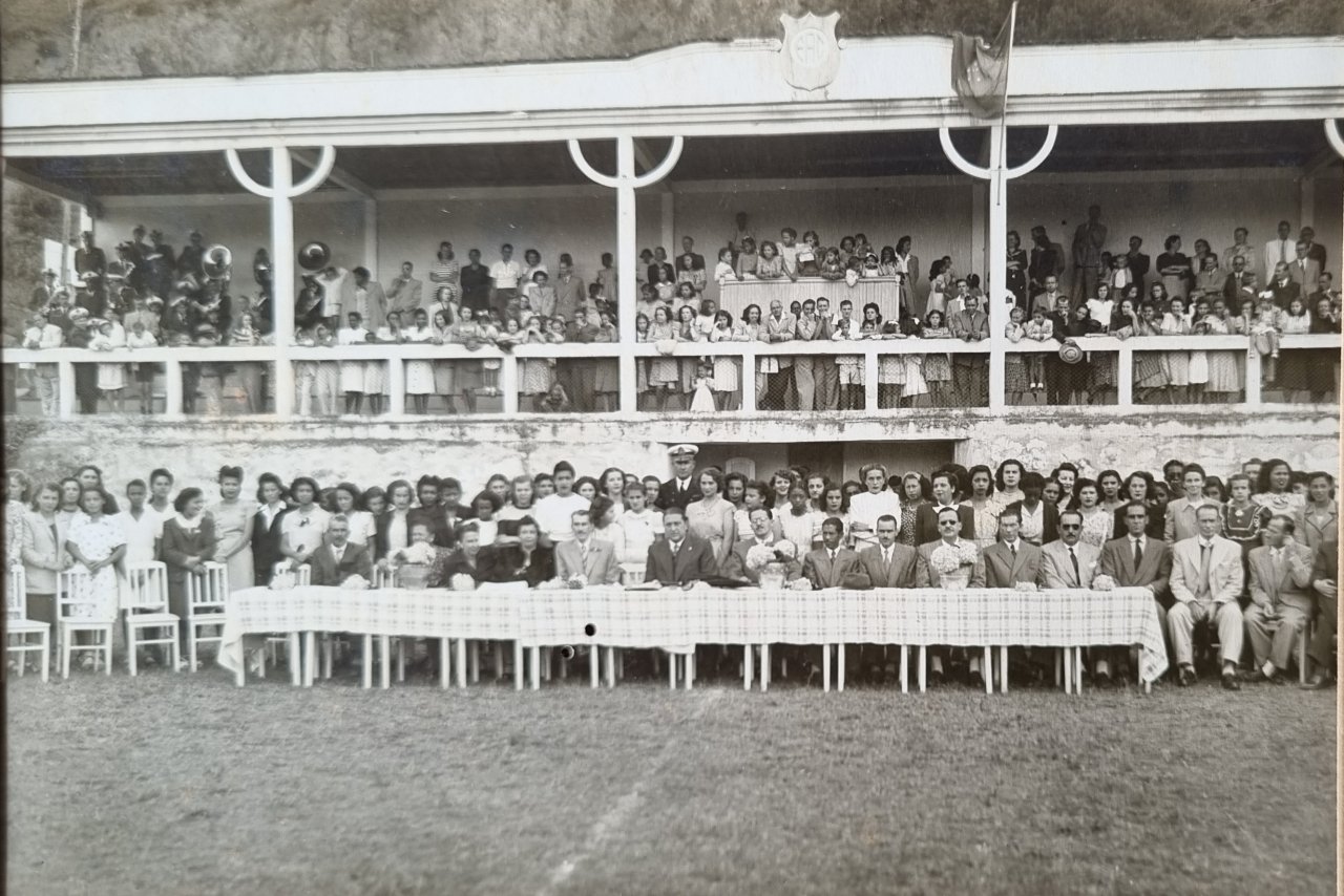 Maria Duque Estrada Laginestra e as legionárias da LBA de Nova Friburgo 3 Maria Duque Estrada em solenidade de juramento à bandeira, 1946. Acervo Dantinho Laginestra