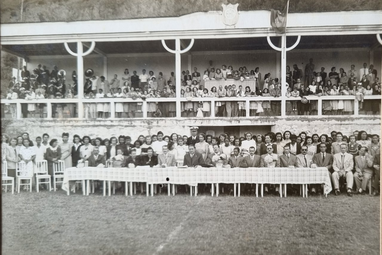 Maria Duque Estrada em solenidade de juramento à bandeira, 1946. Acervo Dantinho Laginestra