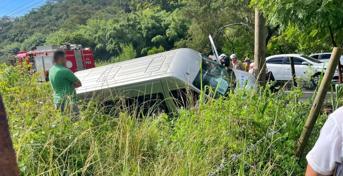 Van com pacientes sai da pista e sofre acidente em Santo Antônio de Pádua