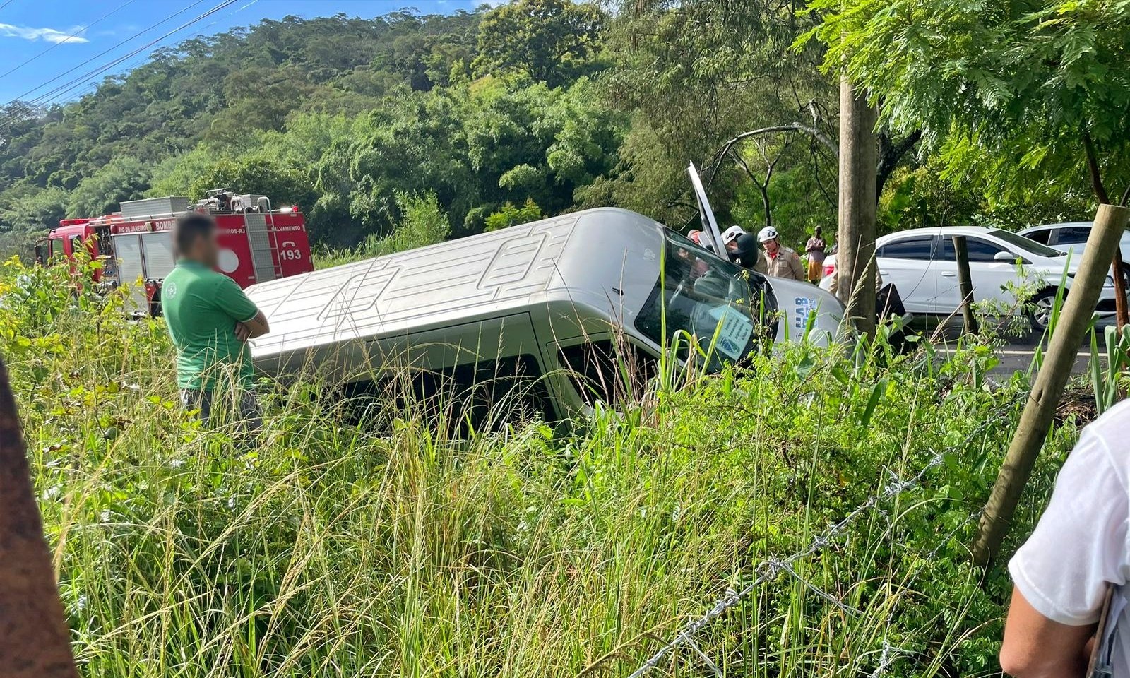 Van com pacientes sai da pista e sofre acidente em Santo Antônio de Pádua