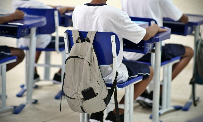 Prefeitura do Rio de Janeiro proíbe o uso de celular nas escolas