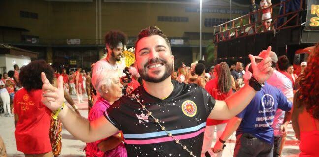 Carnavalesco cantagalense é campeão com a Viradouro no Carnaval 2024