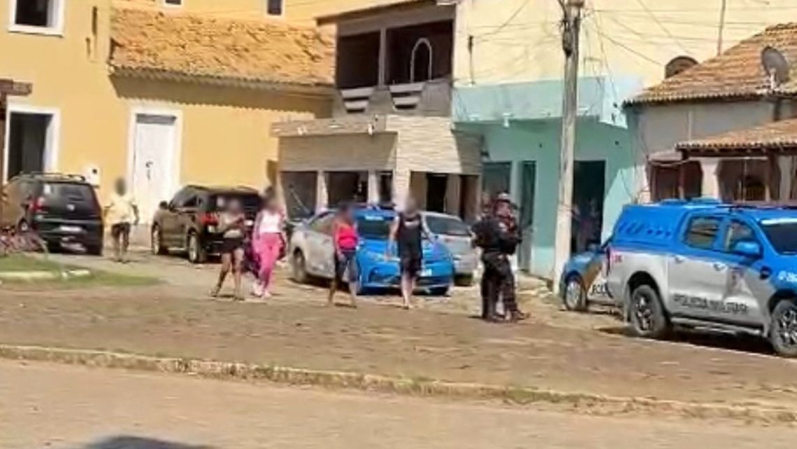 Homem invade escola com faca e causa pânico em Campos dos Goytacazes