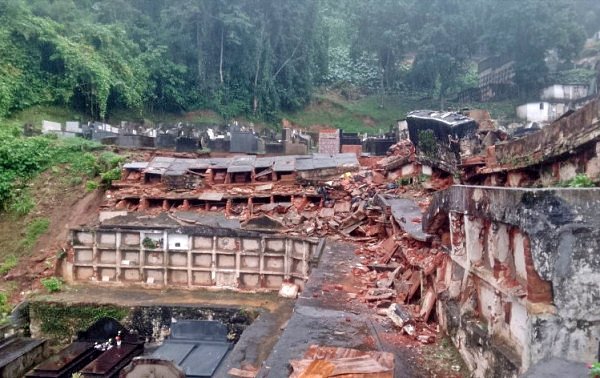 Vídeo: Gavetas de sepultura desabam em cemitério de Petrópolis