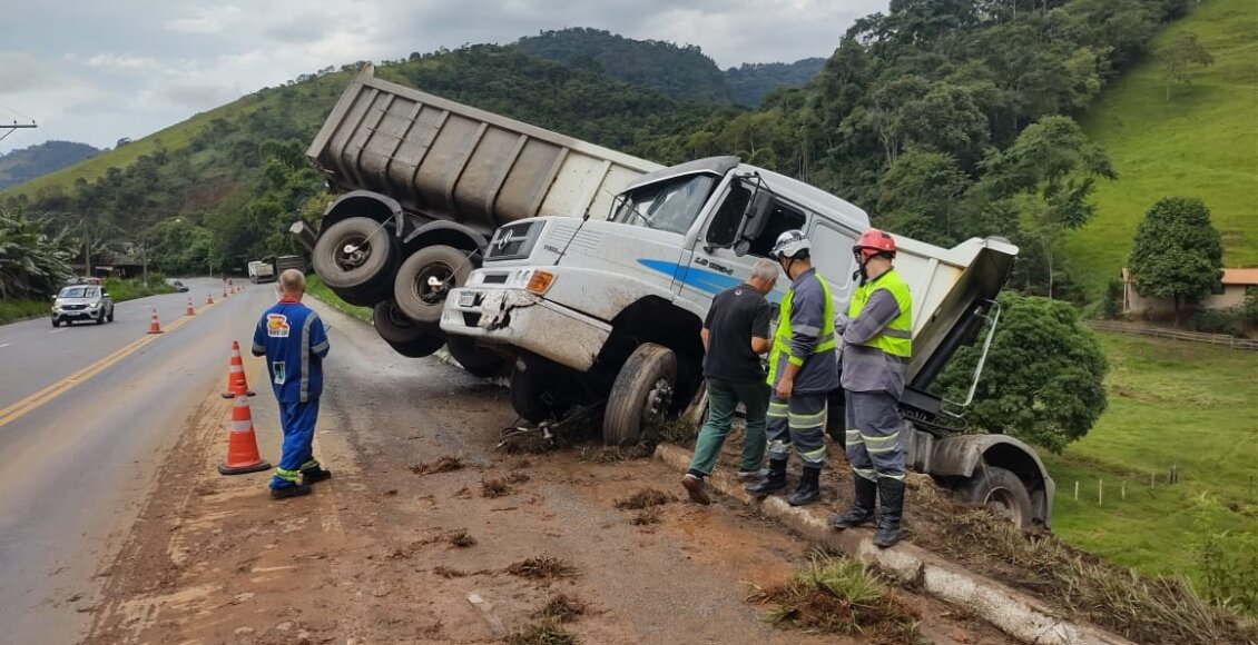 Carreta fica em L após acidente na RJ-116 em Banquete
