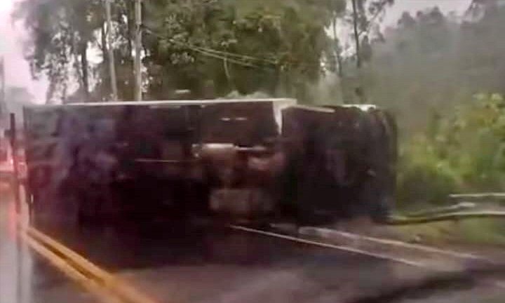 Vídeo: Caminhão tomba na Ponte da Saudade, em Nova Friburgo