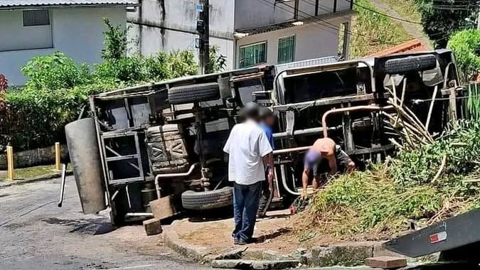 Caminhão tomba em rua do bairro Jardinlândia, em Nova Friburgo