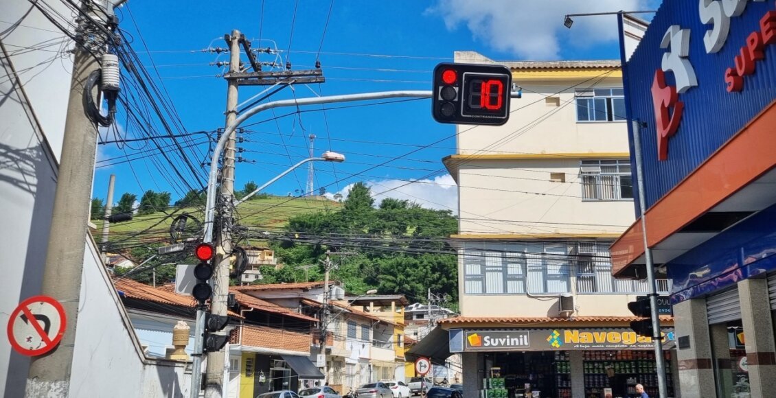 Único sinal do centro de Cantagalo recebe semáforos com temporizador