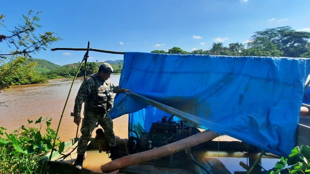 Balsa de extração ilegal de ouro é encontrada no Rio Muriaé, em Itaperuna