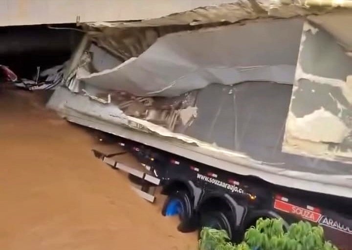 Vídeo: Caminhão cai dentro de rio na Serra de Petrópolis