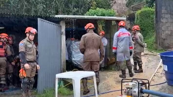 Chuva deixa mortos em deslizamentos em Petrópolis e Teresópolis