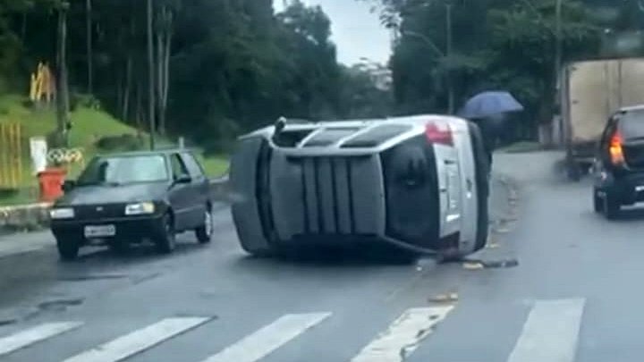 Vídeo: Motorista capota com carro em avenida de Nova Friburgo