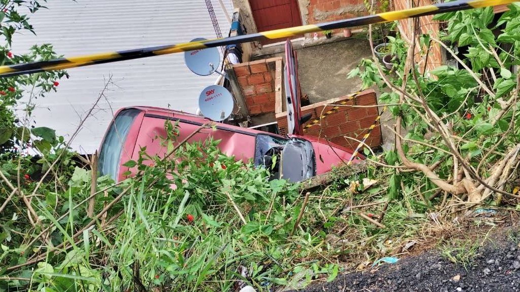 Carro atinge residência e fica pendurado em Nova Friburgo