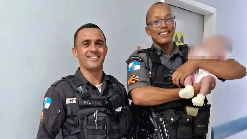 Policiais salvam bebê recém-nascido engasgado na rua em Teresópolis