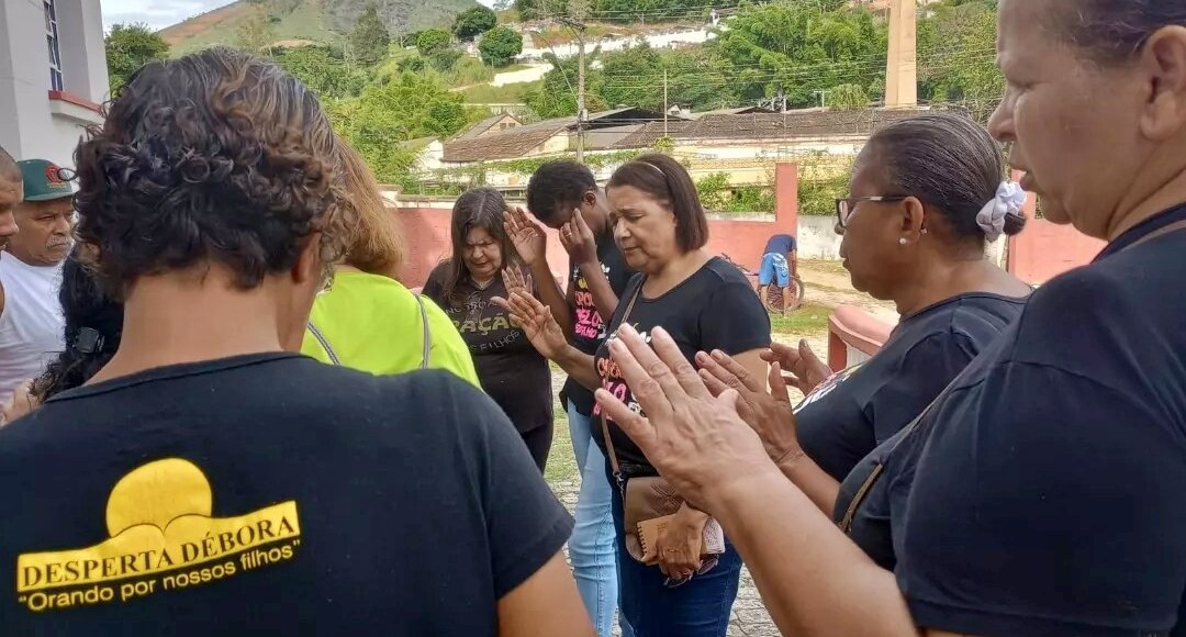 Fiéis se reúnem para orar por funcionários e visitantes do Hospital de Cantagalo