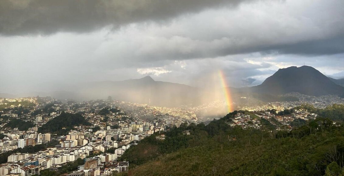 Vídeo: Fim de tarde tem de arco-íris em Friburgo e céu laranja em Cordeiro