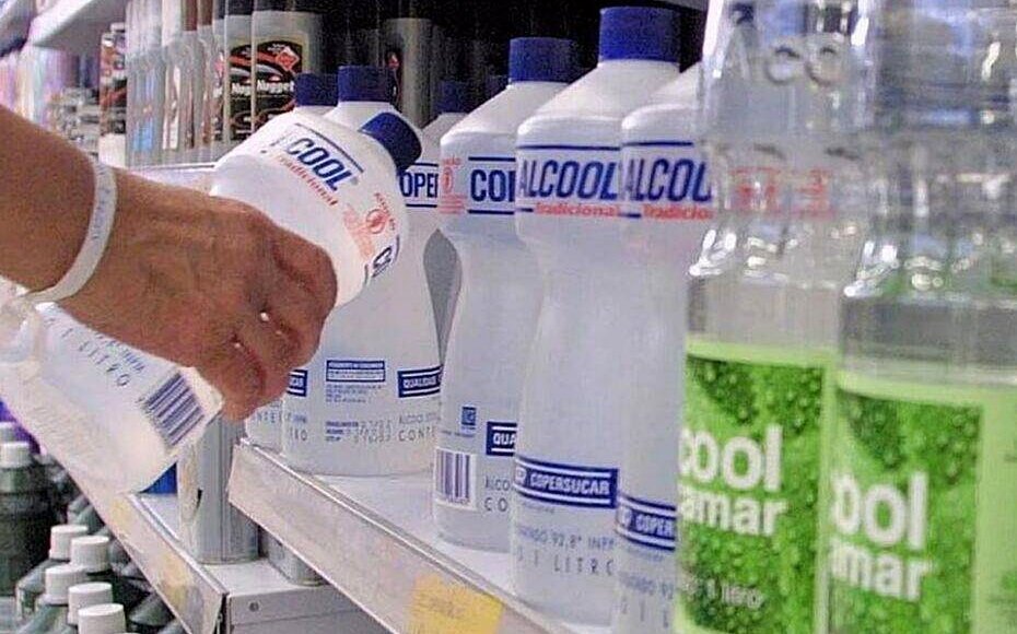 Anvisa proíbe venda do álcool 70% líquido em mercados e farmácias