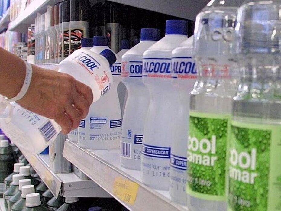 Anvisa proíbe venda do álcool 70% líquido em mercados e farmácias
