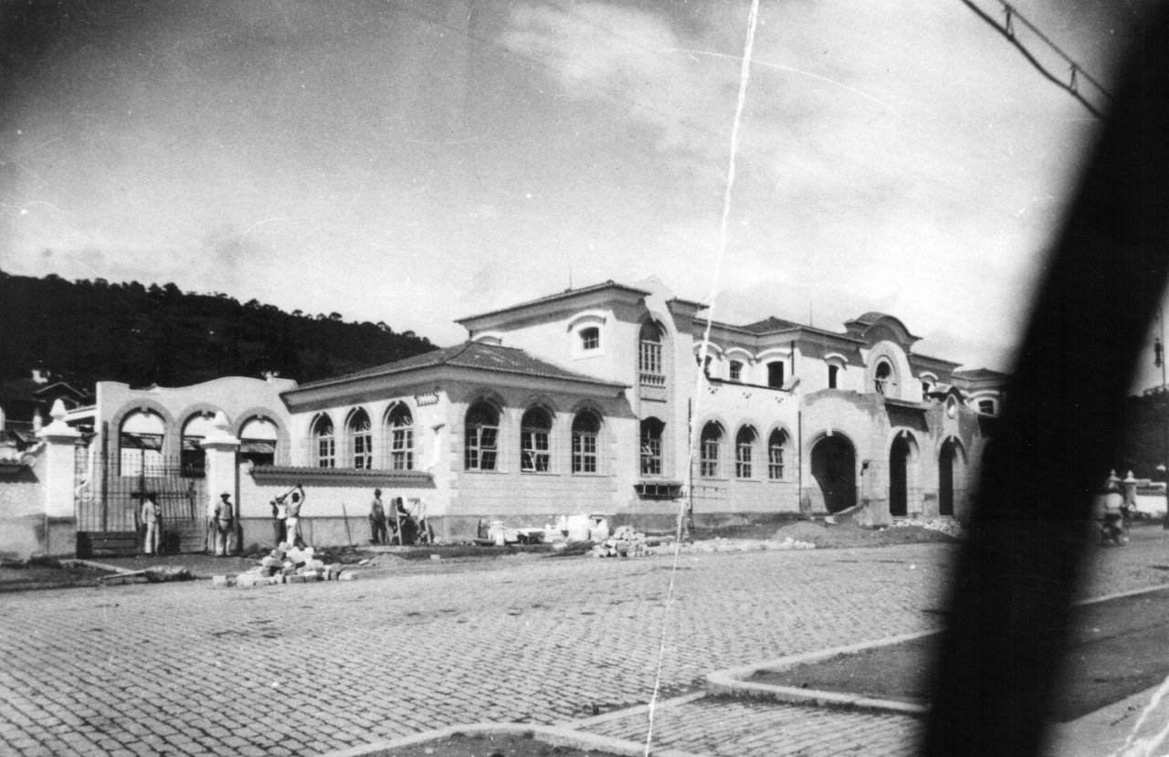 Estrada de Ferro de Cantagalo: impressões de uma viagem 8 Estação de trem de Friburgo que substituiu a do século 19, inaugurada em 1935. Acervo F. D. João VI