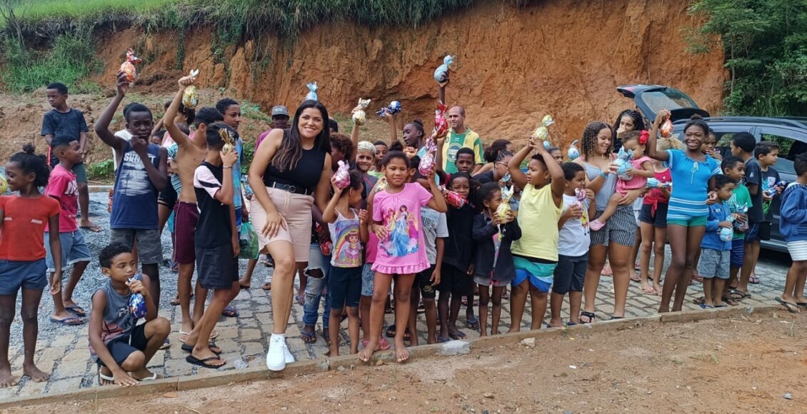 Páscoa Feliz distribui chocolate para crianças de Cordeiro, Cantagalo e Macuco
