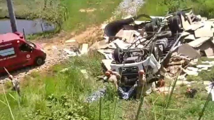 Vídeo: Caminhão desce ribanceira e deixa dois mortos na RJ-116