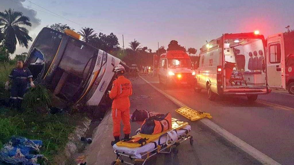 Acidente com ônibus do Rio de Janeiro deixa 9 mortos e 23 feridos na Bahia
