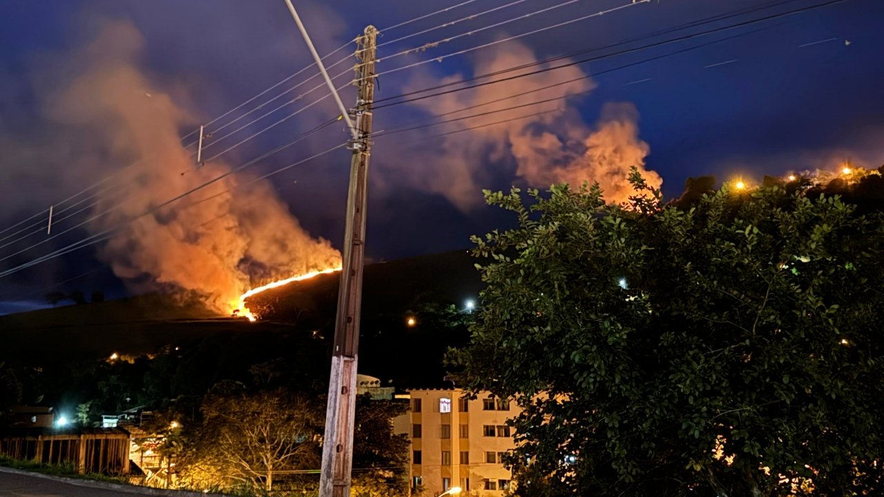 Vídeo: Incêndios atingem áreas de pasto em Cantagalo
