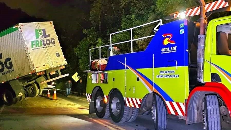Carreta tombada é retirada da RJ-116 em Nova Friburgo