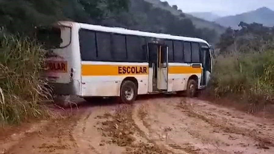Ônibus escolar desliza na lama e coloca alunos em risco em Cambuci