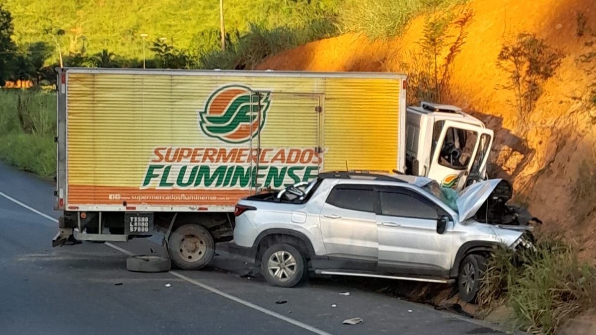 Caminhão de supermercado e carro colidem em rodovia de Santo Antônio de Pádua