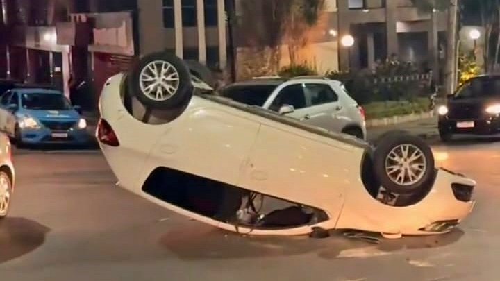 Motorista capota carro no Centro de Nova Friburgo