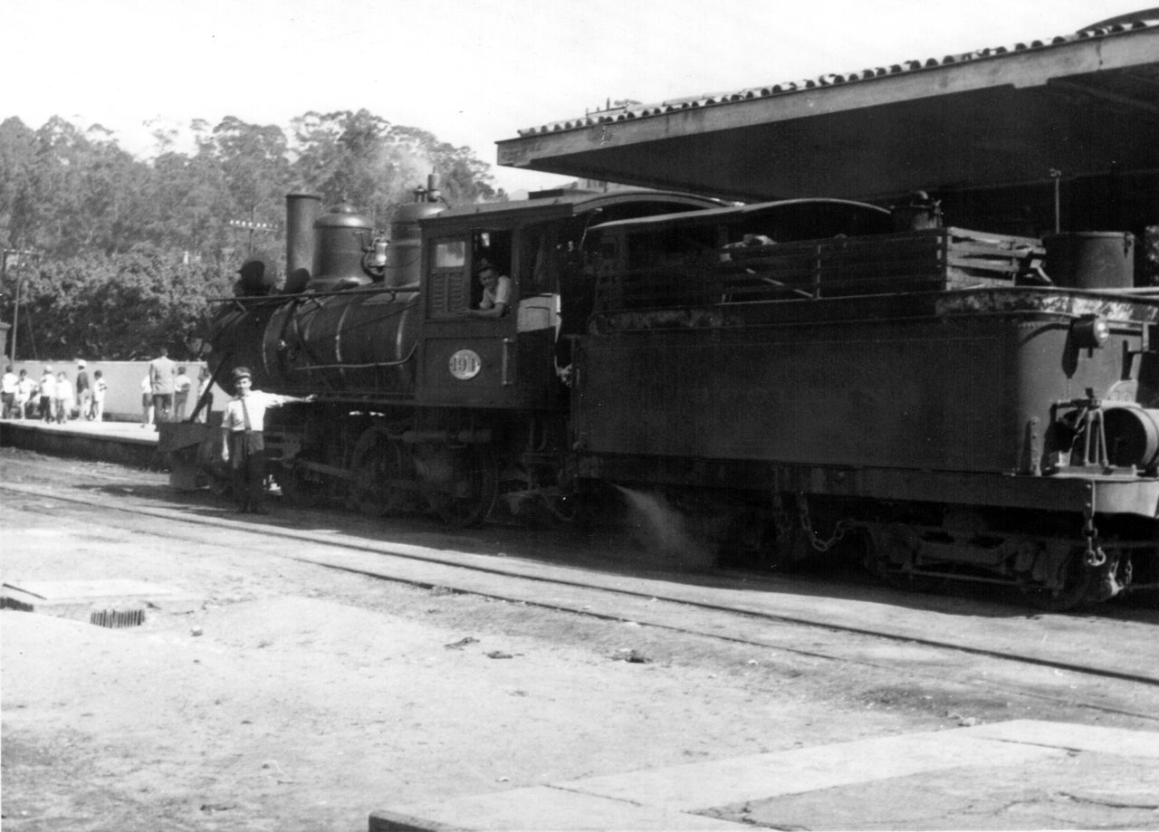 Estrada de Ferro de Cantagalo: impressões de uma viagem 5 Maquinista na locomotiva de Nova Friburgo, 1940. Acervo Fundação D. João VI