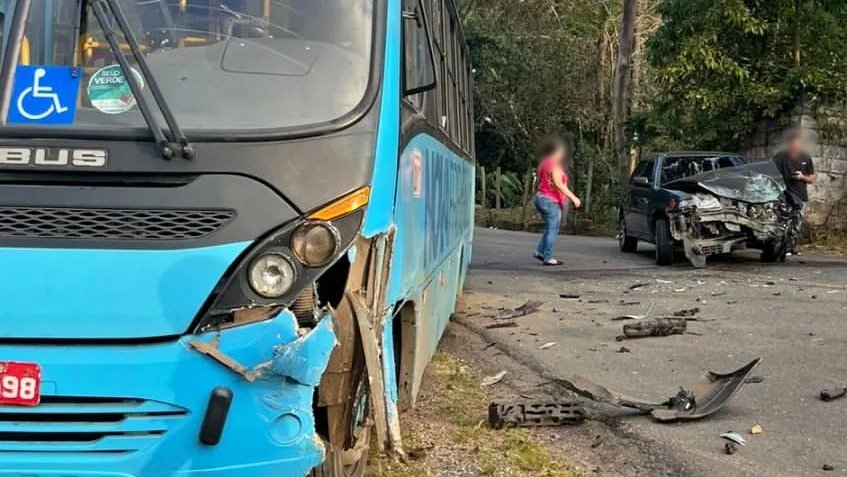 Batida grave envolve carro e ônibus em Nova Friburgo