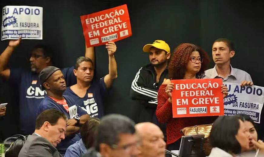 Universidades e institutos federais entram em greve por tempo indeterminado