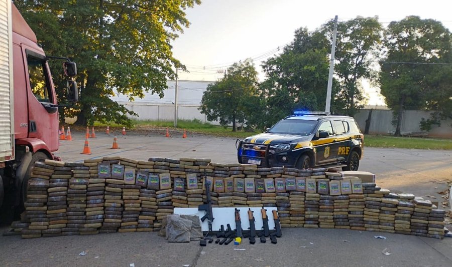 PRF apreende armas e cerca de 600 quilos de maconha na BR-040