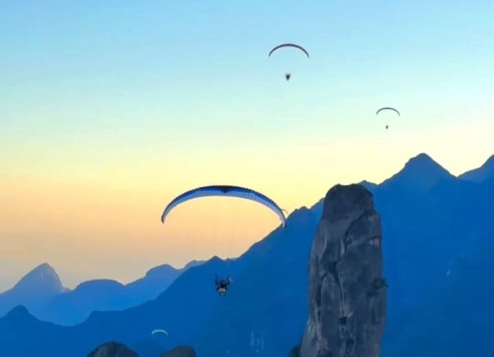 Vídeo: Paraquedistas se emocionam ao voar entorno do Dedo de Deus