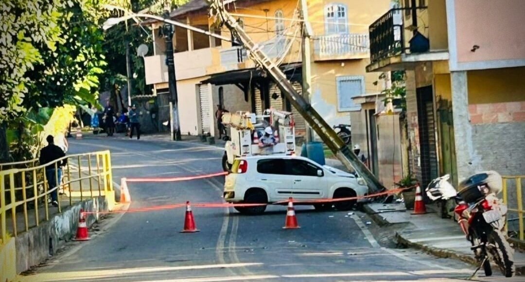 Carro colide em poste e interdita via em distrito de Santa Maria Madalena