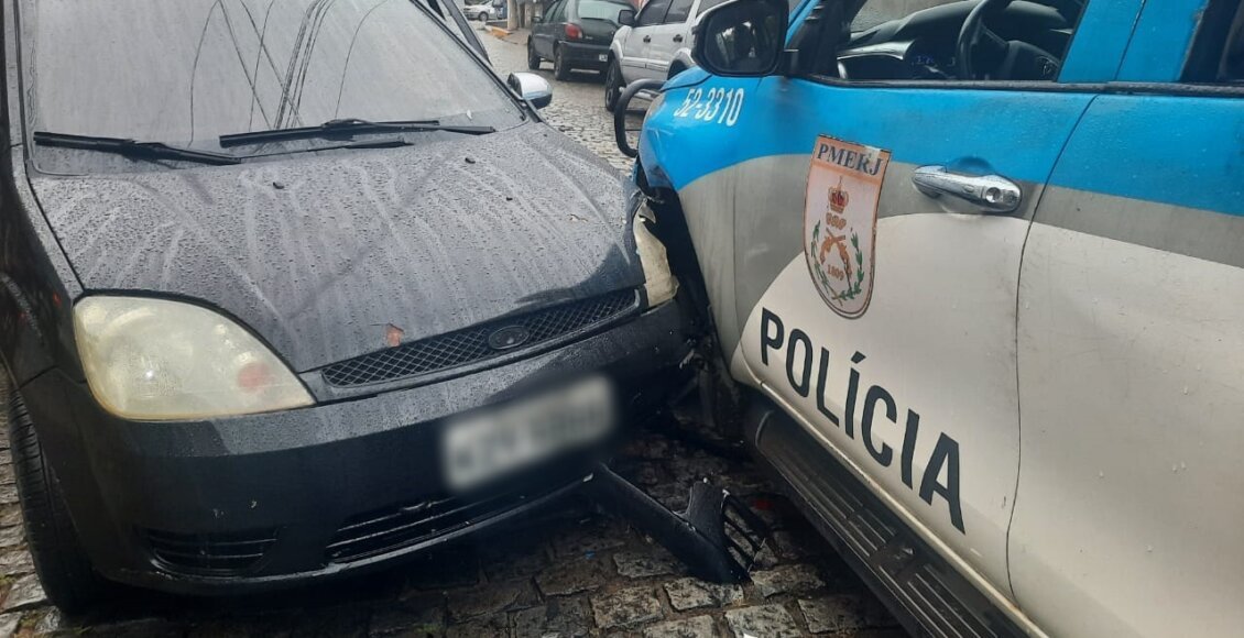 Motorista colide contra viatura da PM e acaba preso em Nova Friburgo