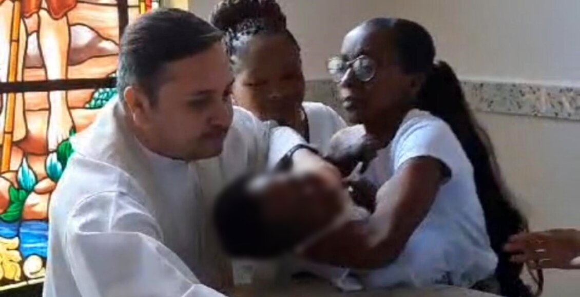 Vídeo: Padre dá puxão em criança durante batizado em São Sebastião do Alto