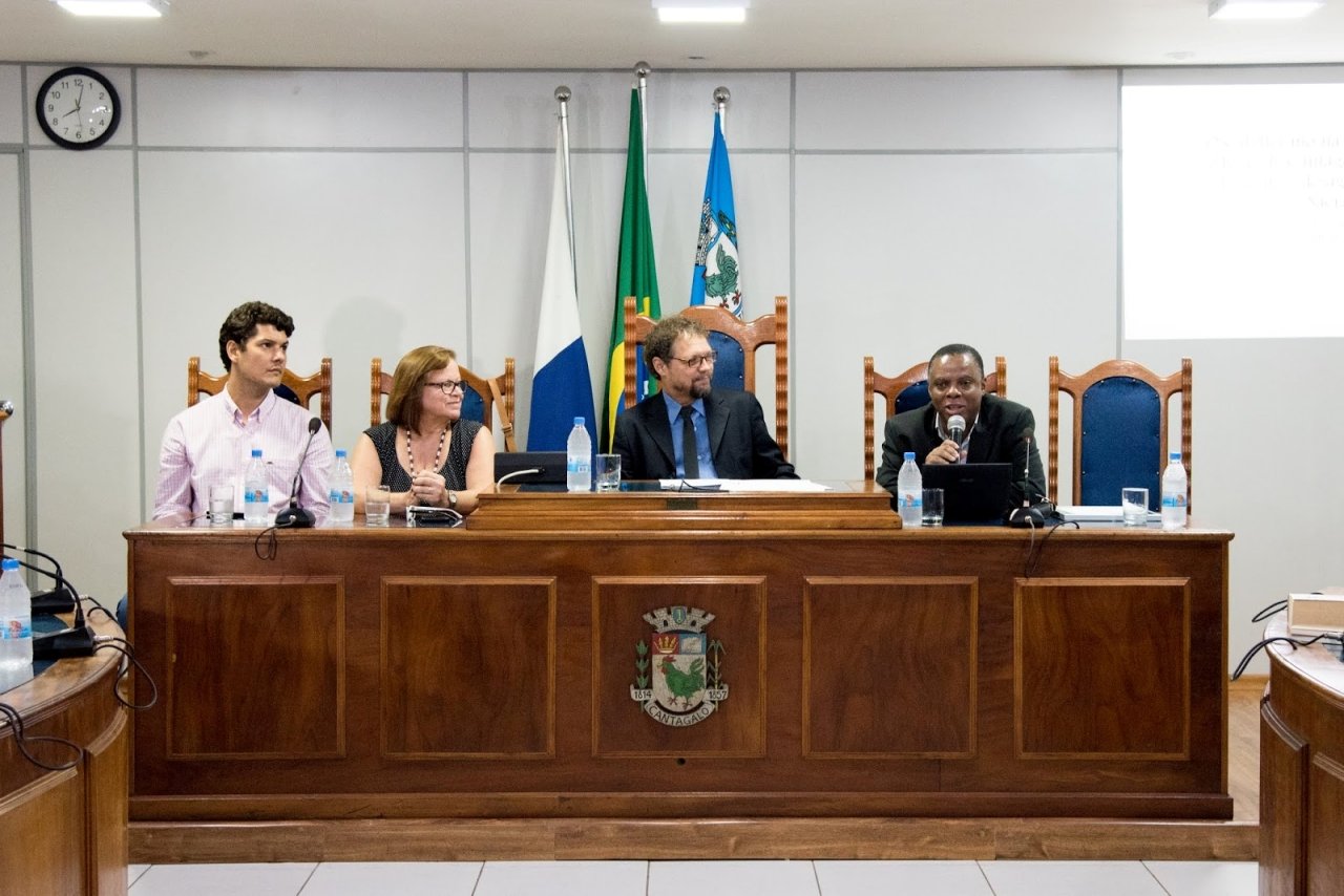 Cantagalo é referência como centro de documentação histórica 1 O então vereador João Bôsco entre Sheila de Castro Faria e Anderson de Oliveira. Foto Amanda Tinoco