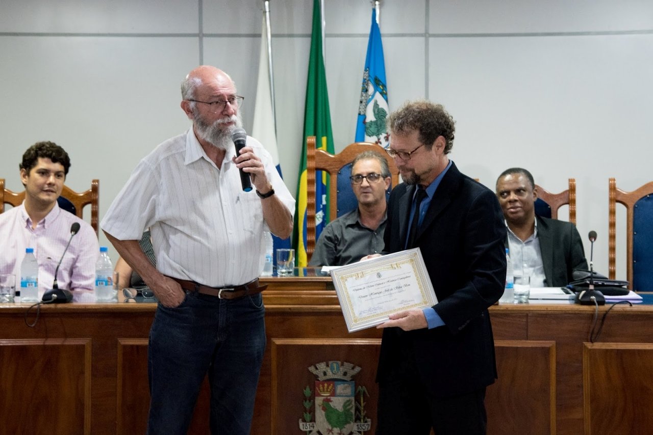 Cantagalo é referência como centro de documentação histórica 4 O pesquisador Henrique Bon recebe homenagem da Câmara de Cantagalo. Foto Amanda Tinoco.