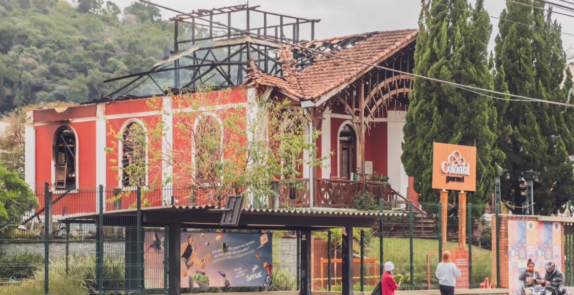 Internautas lamentam incêndio em casarão histórico de Nova Friburgo