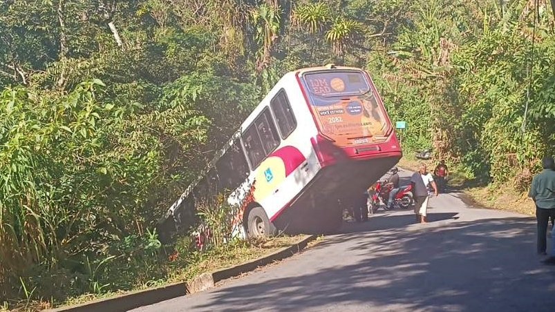Ônibus da Petro Ita quase cai em ribanceira em Petrópolis