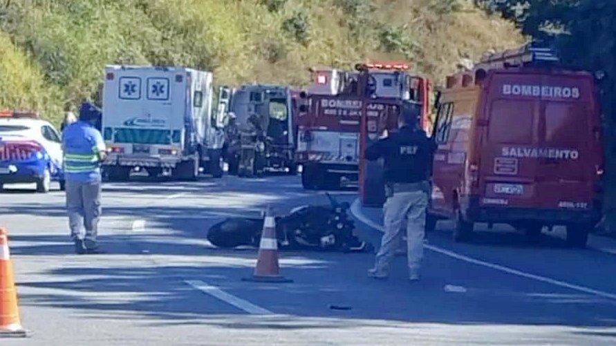 Grave acidente entre duas motos deixa dois mortos na BR-040 em Petrópolis