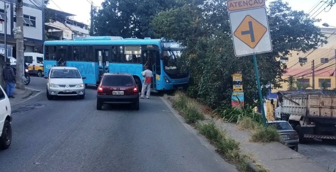 Ônibus quase cai em ribanceira em Nova Friburgo