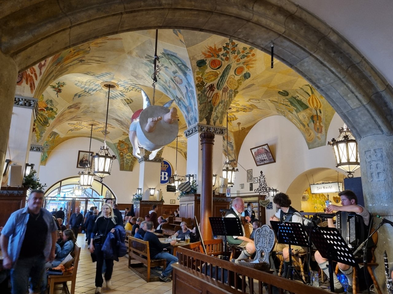 História das cervejas de Nova Friburgo: uma conexão com Munique 2 A mais famosa cervejaria de Munique é a Hofbräuhaus, uma taberna do século 16. Acervo pessoal