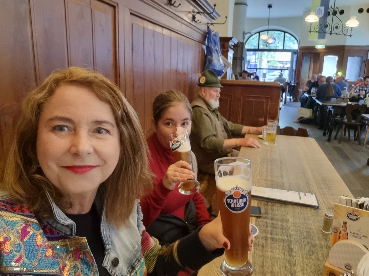 História das cervejas de Nova Friburgo: uma conexão com Munique 5 Compartilha-se a mesa com estranhos nas cervejarias. Acervo pessoal