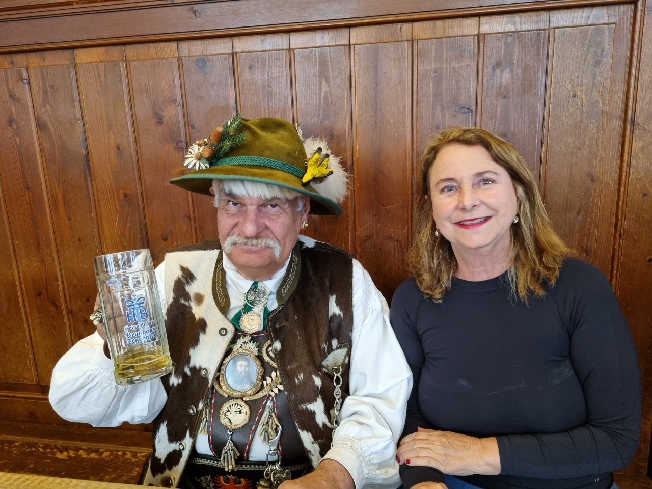 História das cervejas de Nova Friburgo: uma conexão com Munique 4 É comum encontrar senhores sozinhos, alguns com traje típico, nas cervejarias. Acervo pessoal