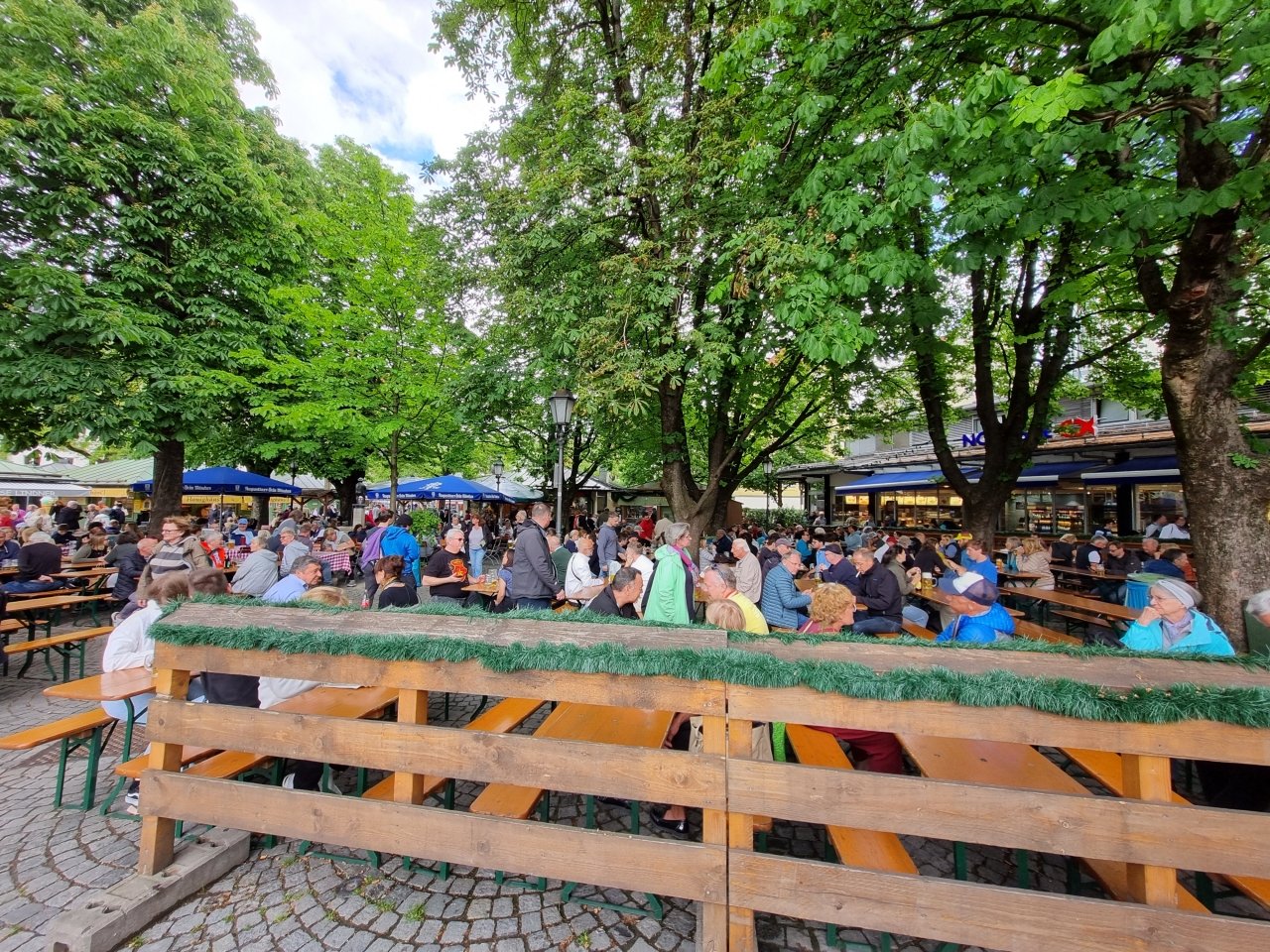 História das cervejas de Nova Friburgo: uma conexão com Munique 6 Feira no centro de Munique onde funciona uma Biergarten. Acervo pessoal